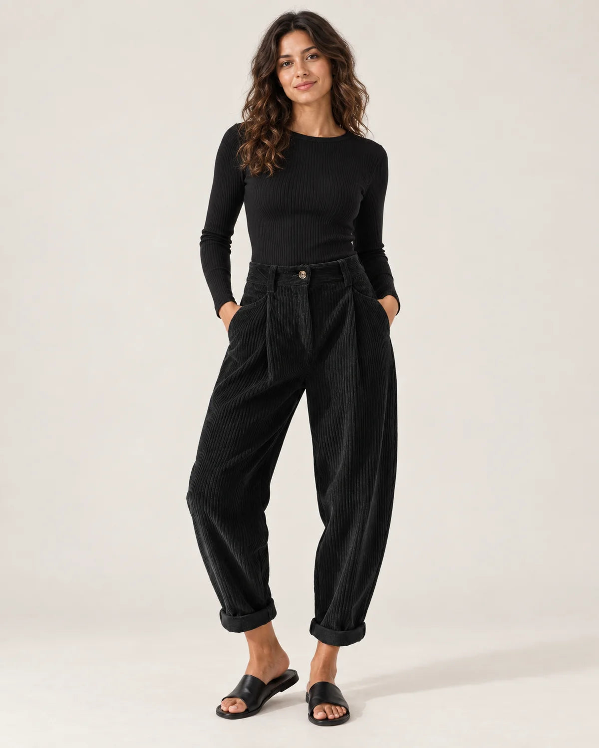 Women's high-waisted tapered pants in Black