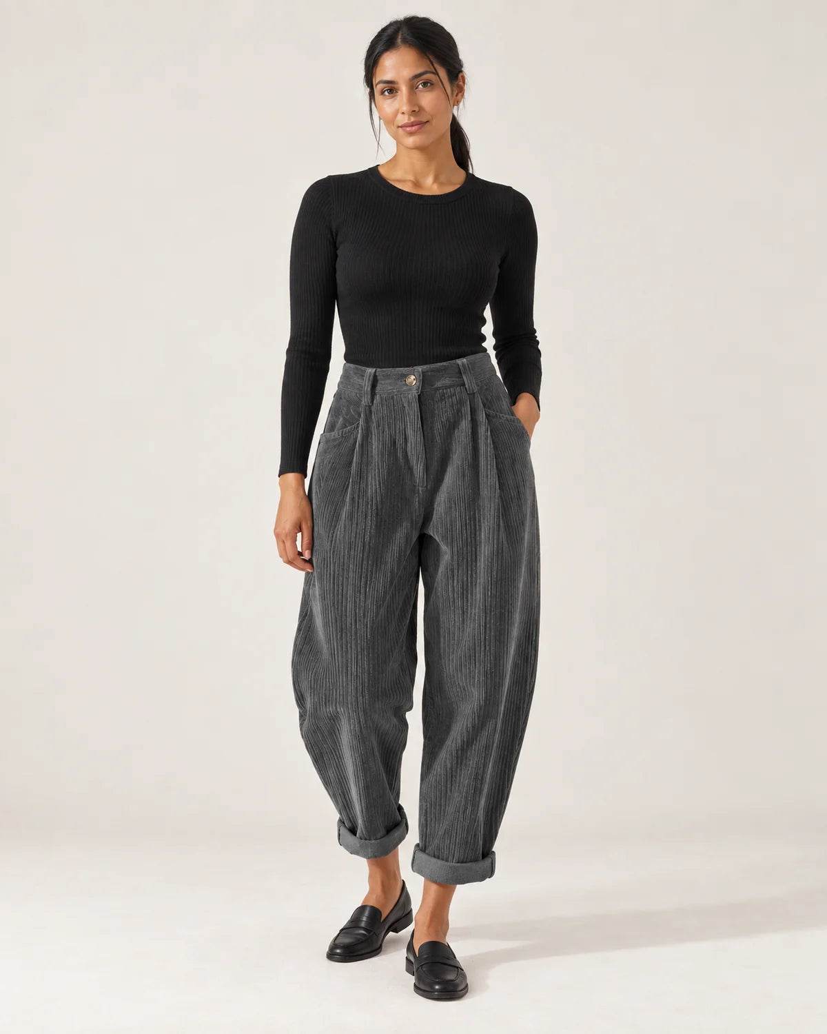 Women's high-waisted tapered pants in Gray