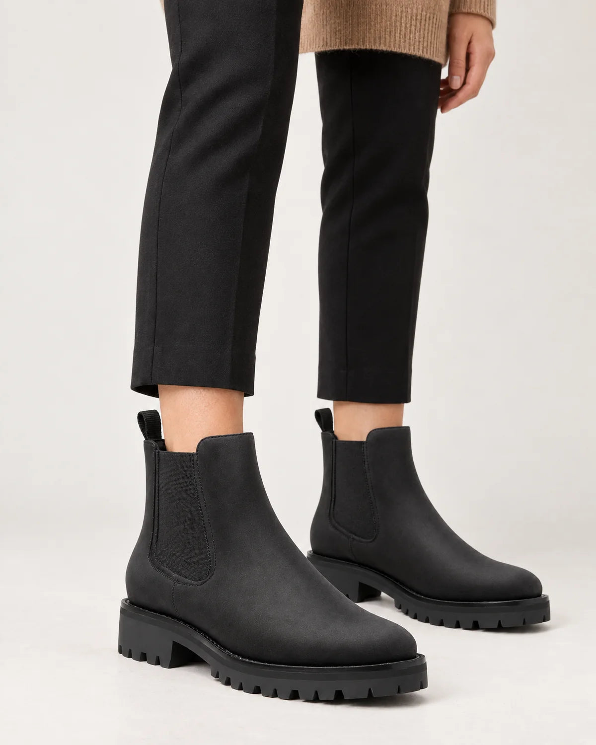 Maren women's black Chelsea boots, close-up of the elastic side panel, pull tab and lug sole